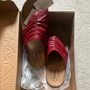 Taos “Gift 2” Footwear Red Sandals Comfort-Oriented Design
